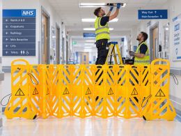 Portable Expanding Barrier - Yellow Plastic - Extends to 3780mm